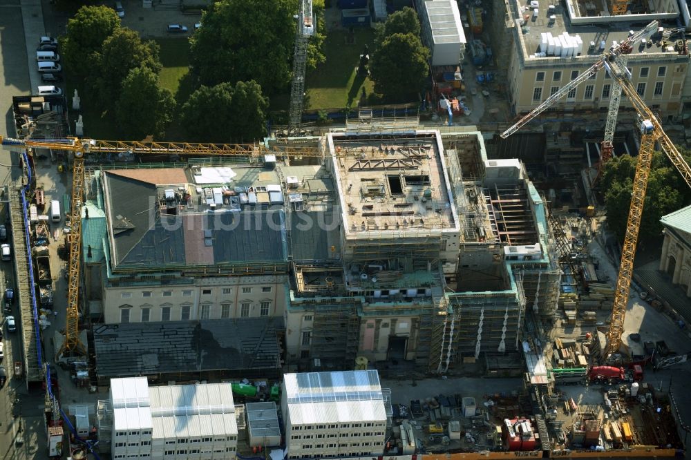 Berlin von oben - Umbau und Sanierung des Gebäudes der Staatsoper Unter den Linden in Berlin Mitte am Bebelplatz