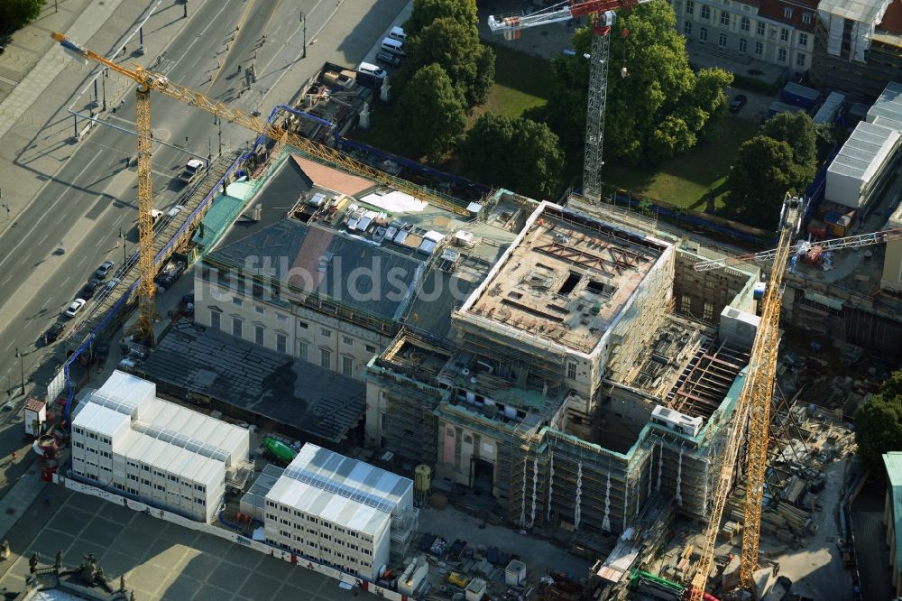 Berlin aus der Vogelperspektive: Umbau und Sanierung des Gebäudes der Staatsoper Unter den Linden in Berlin Mitte am Bebelplatz