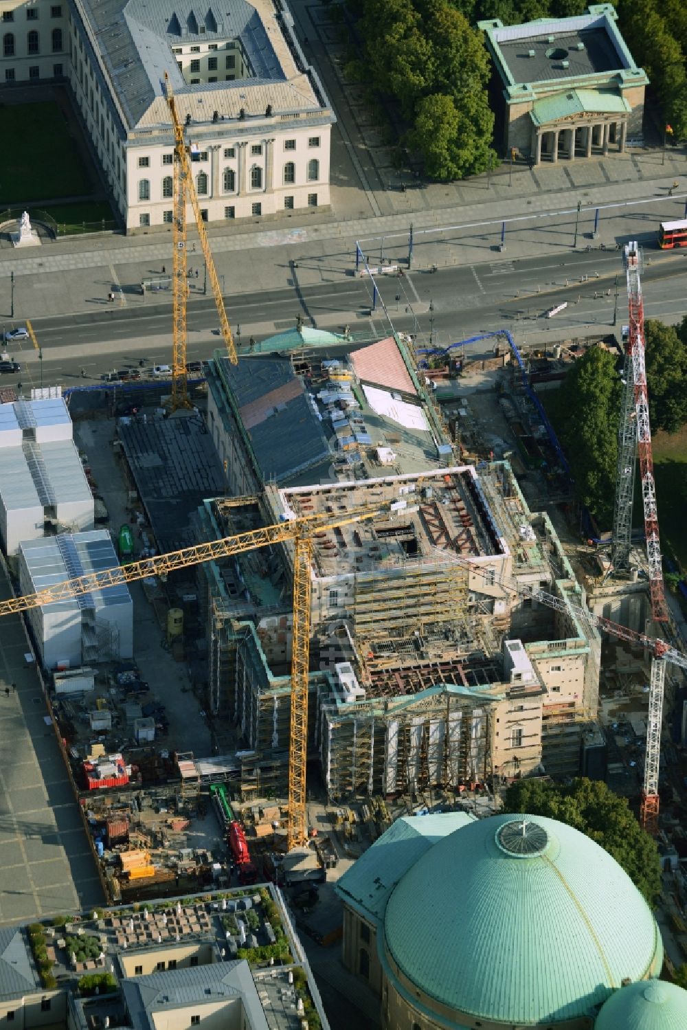 Luftaufnahme Berlin - Umbau und Sanierung des Gebäudes der Staatsoper Unter den Linden in Berlin Mitte am Bebelplatz