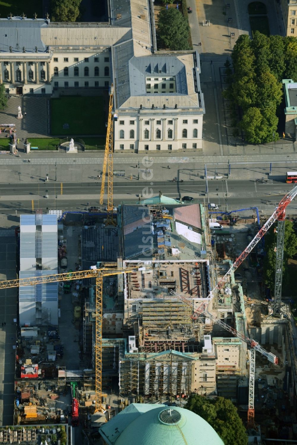 Berlin von oben - Umbau und Sanierung des Gebäudes der Staatsoper Unter den Linden in Berlin Mitte am Bebelplatz