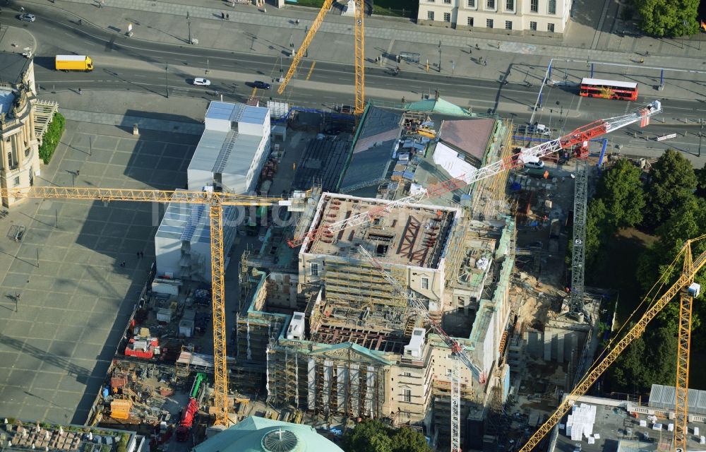 Berlin aus der Vogelperspektive: Umbau und Sanierung des Gebäudes der Staatsoper Unter den Linden in Berlin Mitte am Bebelplatz