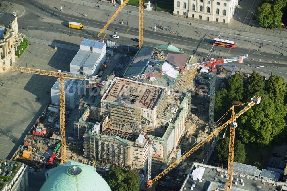 Luftbild Berlin - Umbau und Sanierung des Gebäudes der Staatsoper Unter den Linden in Berlin Mitte am Bebelplatz