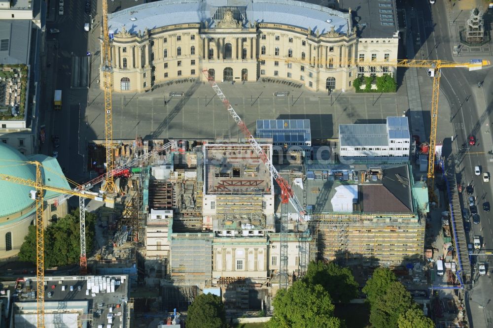 Berlin von oben - Umbau und Sanierung des Gebäudes der Staatsoper Unter den Linden in Berlin Mitte am Bebelplatz