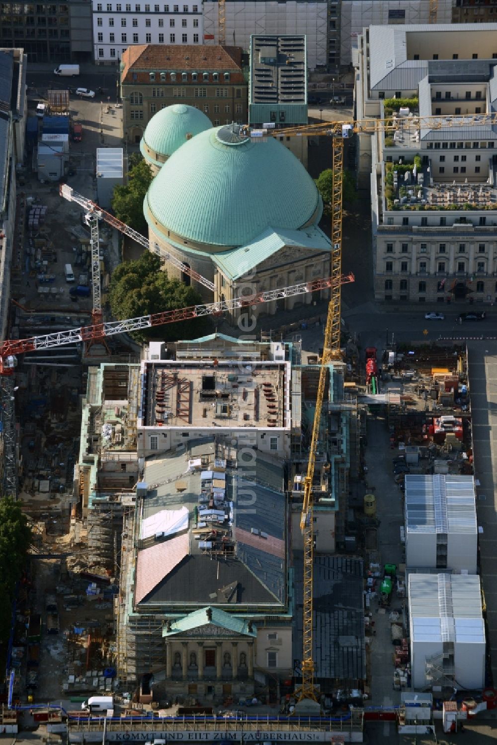 Berlin aus der Vogelperspektive: Umbau und Sanierung des Gebäudes der Staatsoper Unter den Linden in Berlin Mitte am Bebelplatz