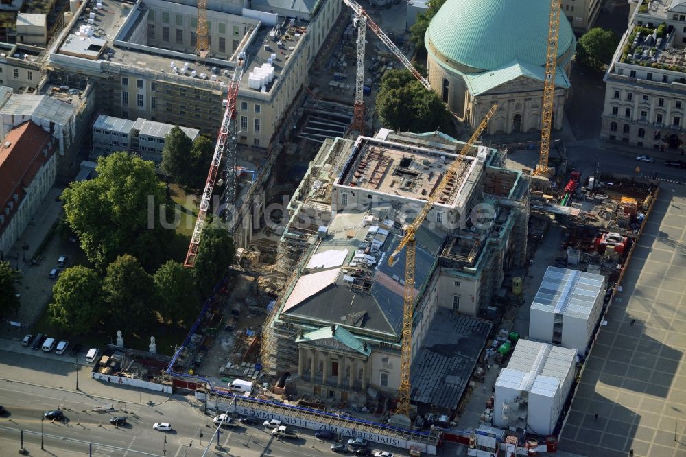 Berlin von oben - Umbau und Sanierung des Gebäudes der Staatsoper Unter den Linden in Berlin Mitte am Bebelplatz