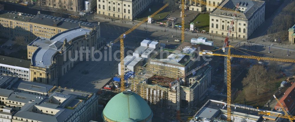 Luftbild Berlin - Umbau und Sanierung des Gebäudes der Staatsoper Unter den Linden in Berlin Mitte am Bebelplatz