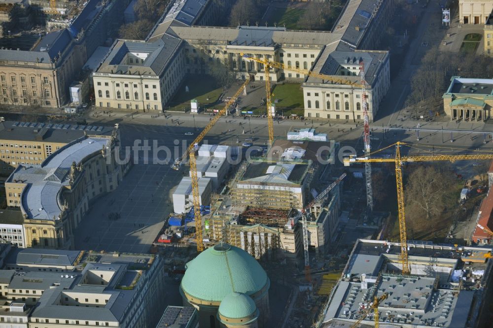 Berlin von oben - Umbau und Sanierung des Gebäudes der Staatsoper Unter den Linden in Berlin Mitte am Bebelplatz