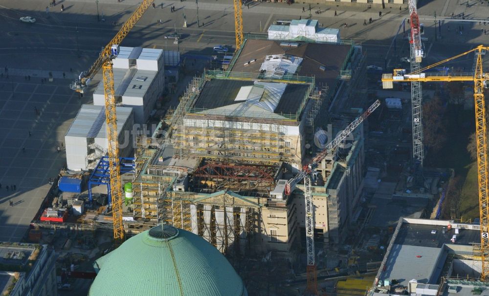 Luftbild Berlin - Umbau und Sanierung des Gebäudes der Staatsoper Unter den Linden in Berlin Mitte am Bebelplatz