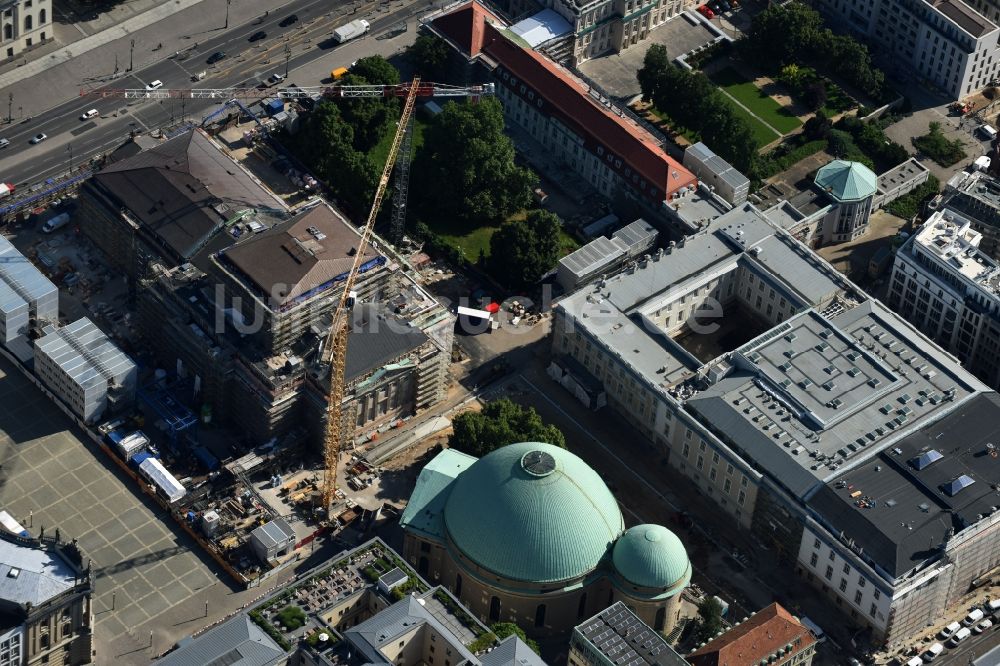 Berlin von oben - Umbau und Sanierung des Gebäudes der Staatsoper Unter den Linden in Berlin Mitte am Bebelplatz