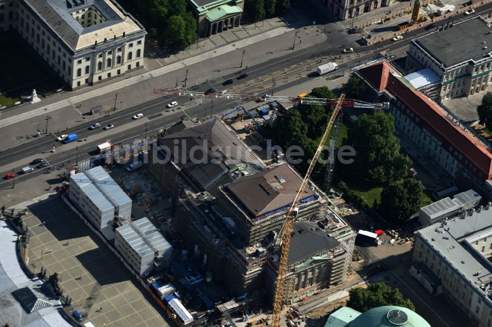 Berlin aus der Vogelperspektive: Umbau und Sanierung des Gebäudes der Staatsoper Unter den Linden in Berlin Mitte am Bebelplatz