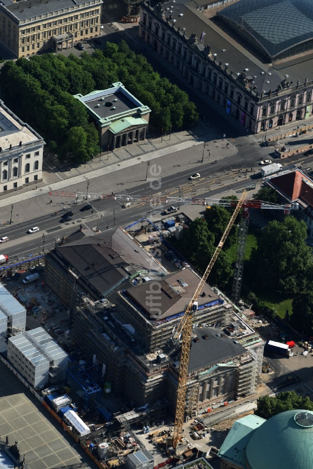 Luftaufnahme Berlin - Umbau und Sanierung des Gebäudes der Staatsoper Unter den Linden in Berlin Mitte am Bebelplatz