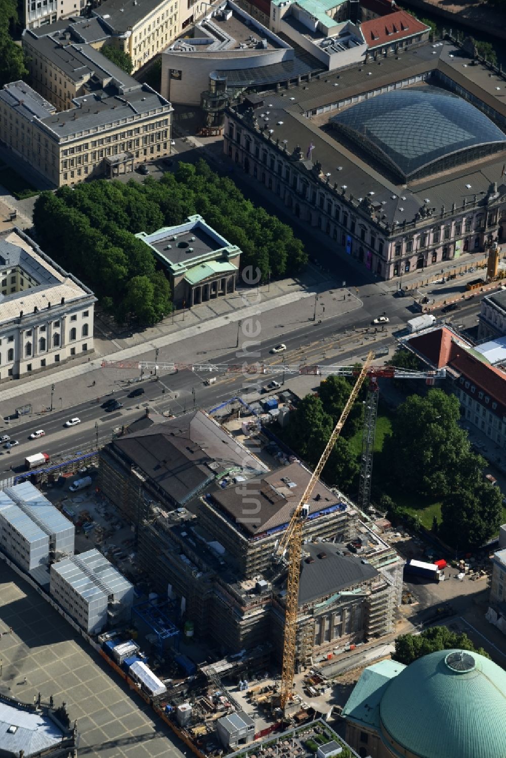 Berlin von oben - Umbau und Sanierung des Gebäudes der Staatsoper Unter den Linden in Berlin Mitte am Bebelplatz