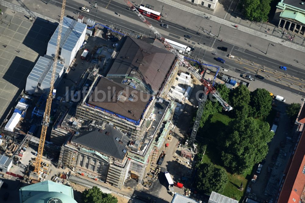 Berlin aus der Vogelperspektive: Umbau und Sanierung des Gebäudes der Staatsoper Unter den Linden in Berlin Mitte am Bebelplatz