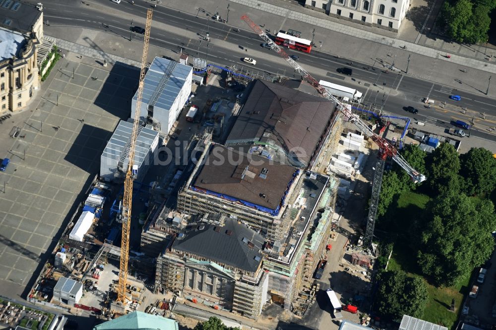 Luftbild Berlin - Umbau und Sanierung des Gebäudes der Staatsoper Unter den Linden in Berlin Mitte am Bebelplatz