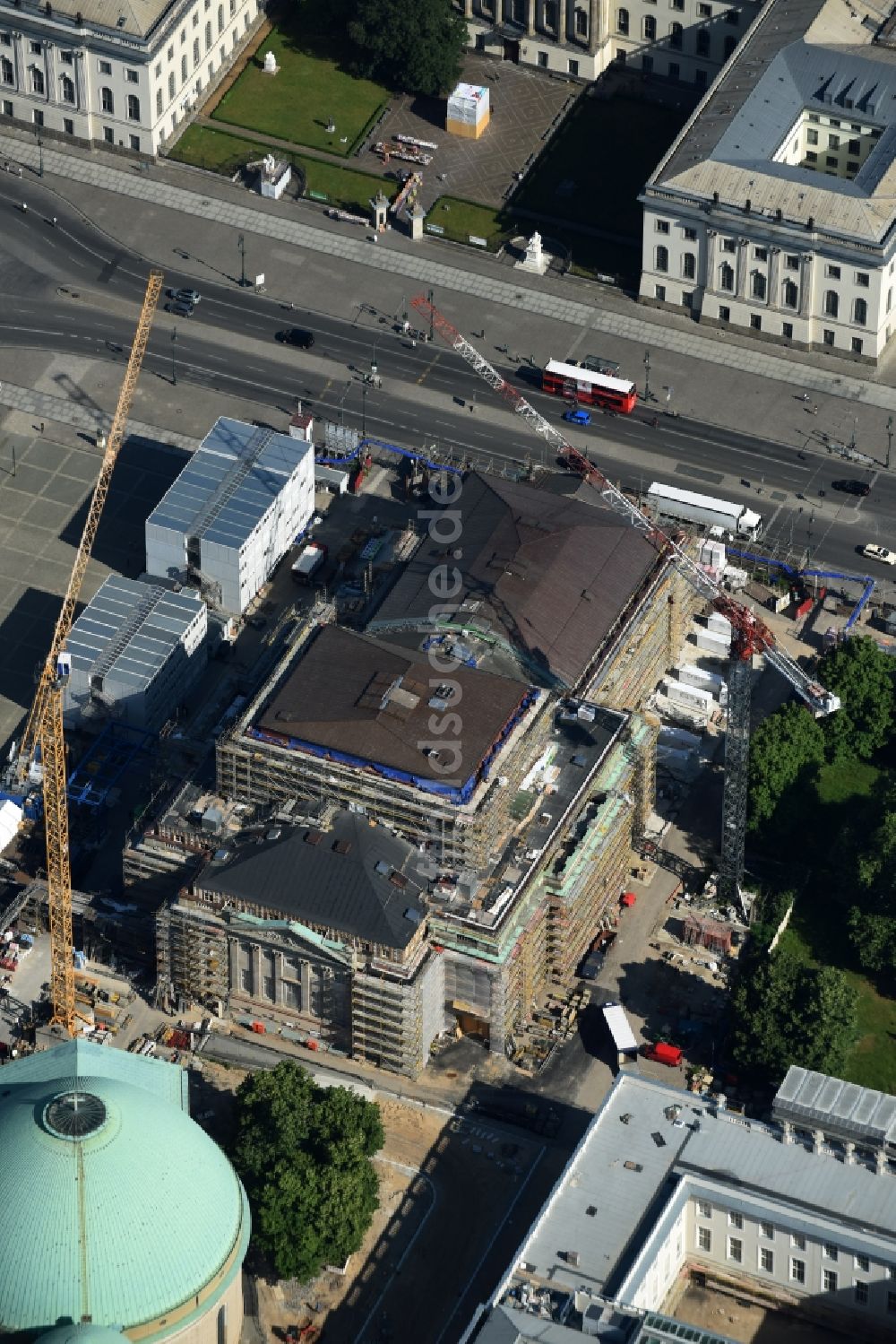 Berlin von oben - Umbau und Sanierung des Gebäudes der Staatsoper Unter den Linden in Berlin Mitte am Bebelplatz