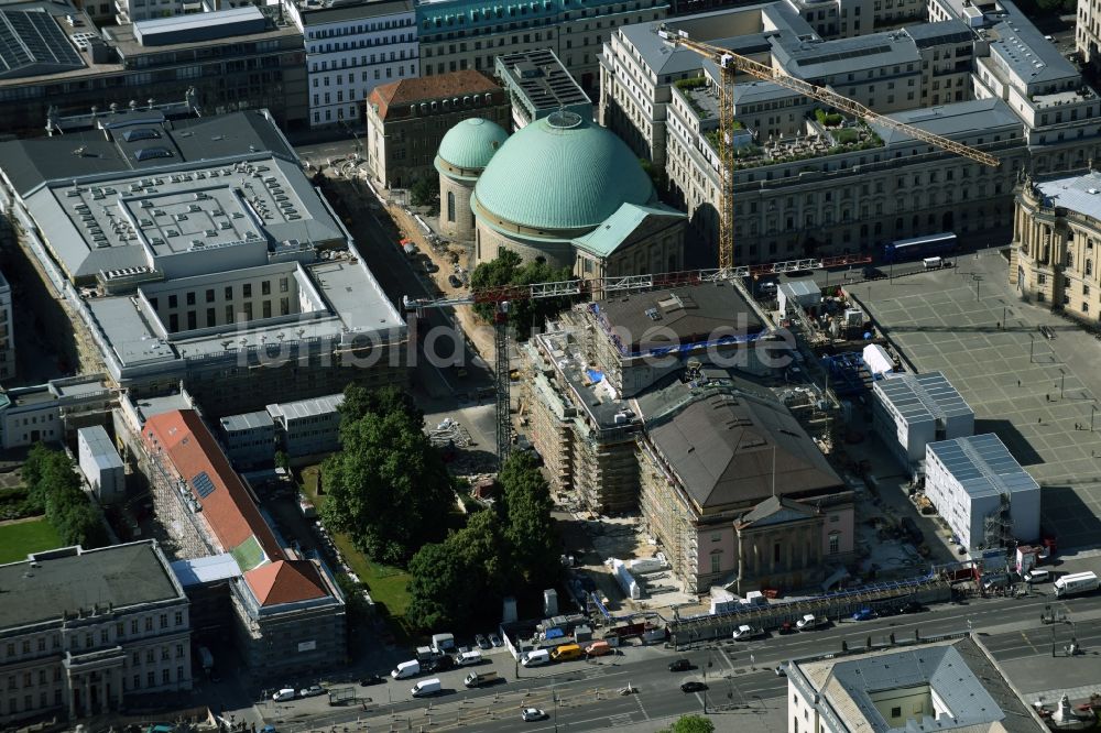 Berlin von oben - Umbau und Sanierung des Gebäudes der Staatsoper Unter den Linden in Berlin Mitte am Bebelplatz