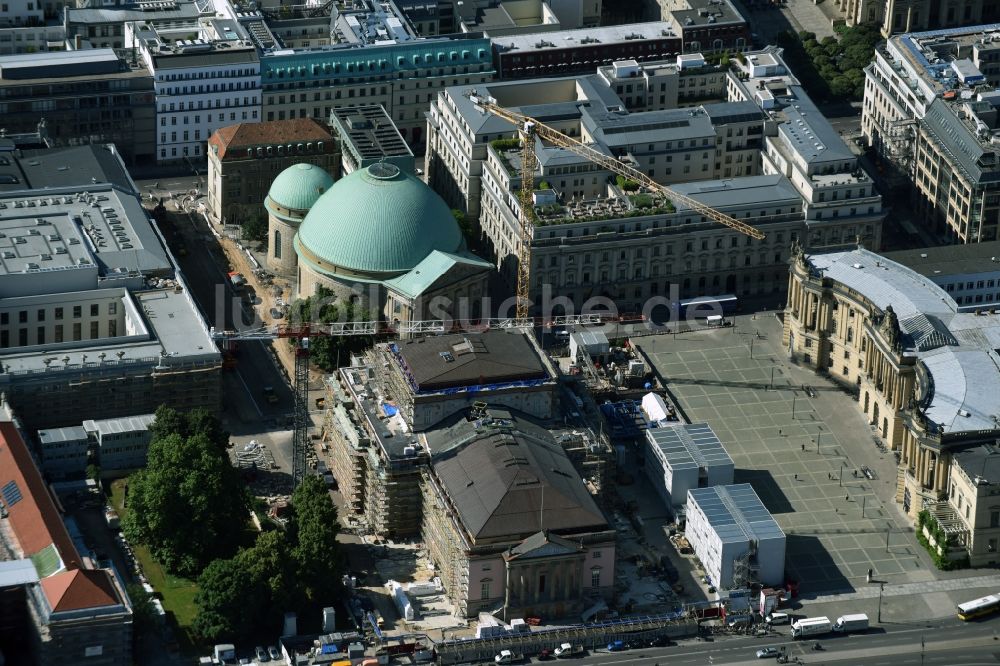 Berlin aus der Vogelperspektive: Umbau und Sanierung des Gebäudes der Staatsoper Unter den Linden in Berlin Mitte am Bebelplatz