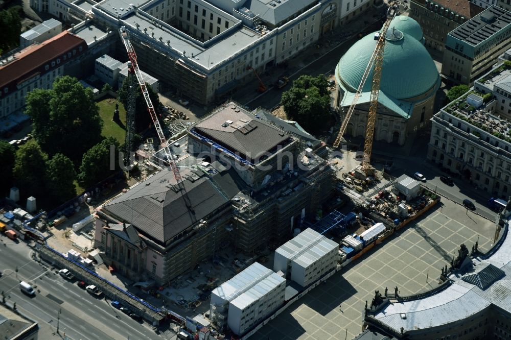 Berlin aus der Vogelperspektive: Umbau und Sanierung des Gebäudes der Staatsoper Unter den Linden in Berlin Mitte am Bebelplatz