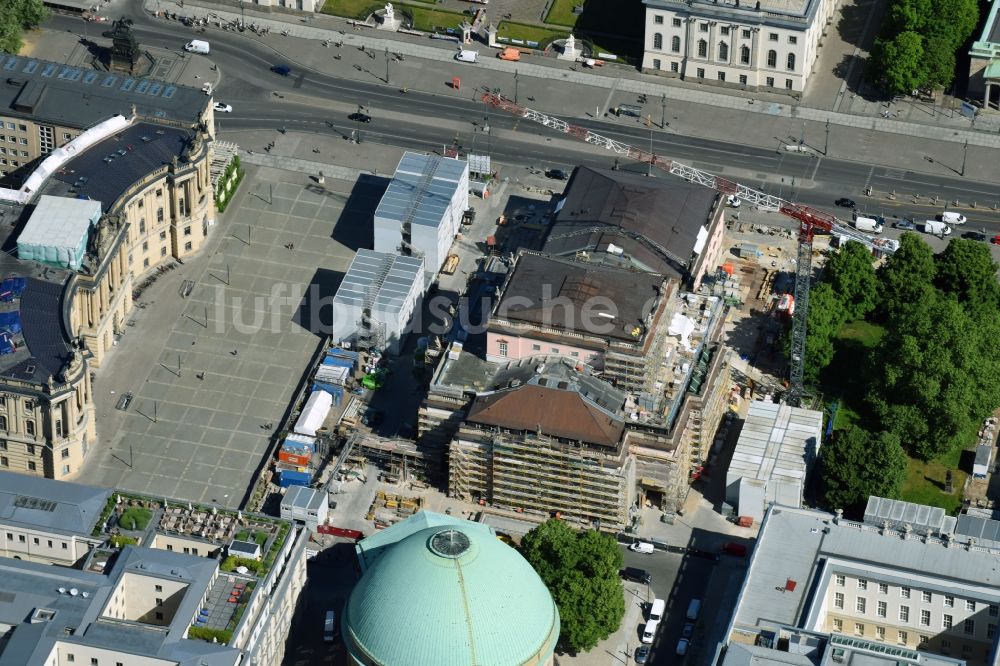 Luftaufnahme Berlin - Umbau und Sanierung des Gebäudes der Staatsoper Unter den Linden in Berlin Mitte am Bebelplatz