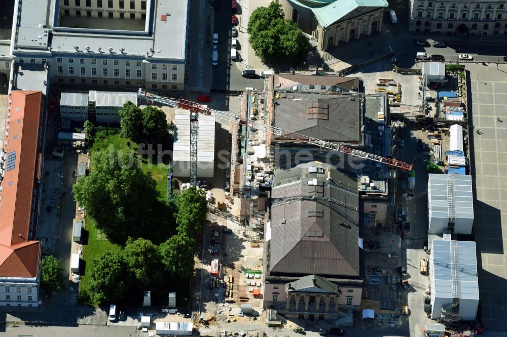 Luftbild Berlin - Umbau und Sanierung des Gebäudes der Staatsoper Unter den Linden in Berlin Mitte am Bebelplatz