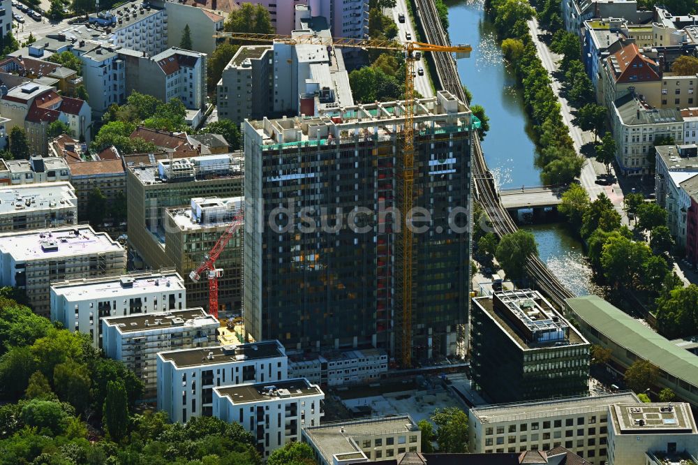 Berlin aus der Vogelperspektive: Umbau und Sanierung des Hochhaus- Gebäude auf dem Postscheckamt-Areal im Ortsteil Kreuzberg in Berlin, Deutschland