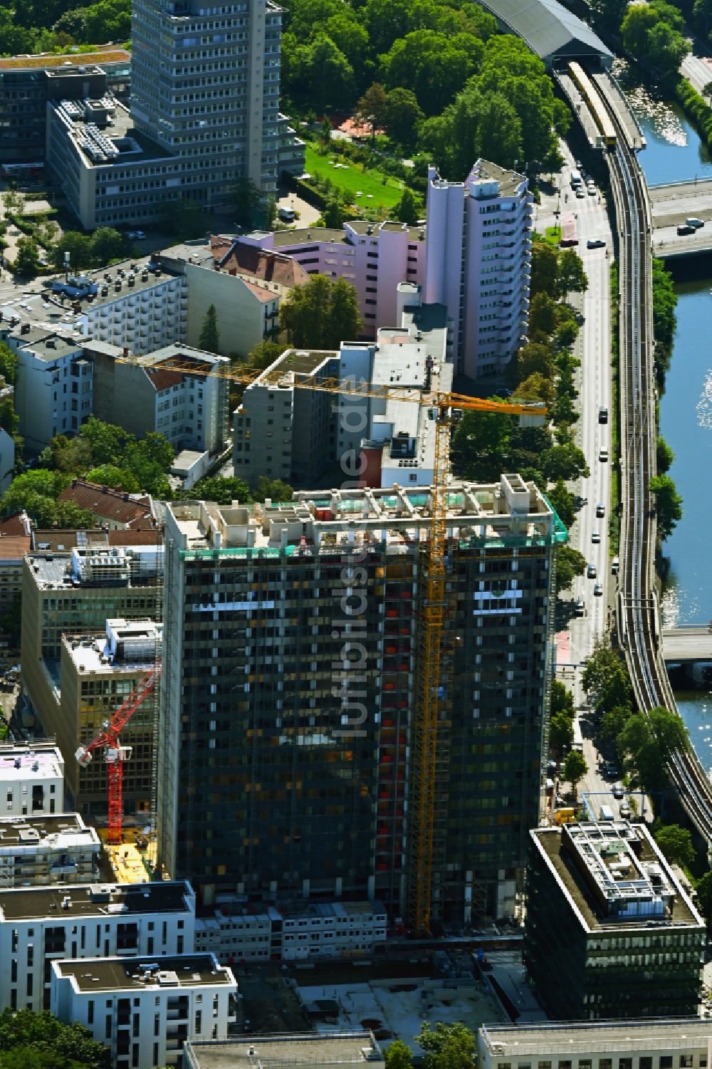 Luftaufnahme Berlin - Umbau und Sanierung des Hochhaus- Gebäude auf dem Postscheckamt-Areal im Ortsteil Kreuzberg in Berlin, Deutschland