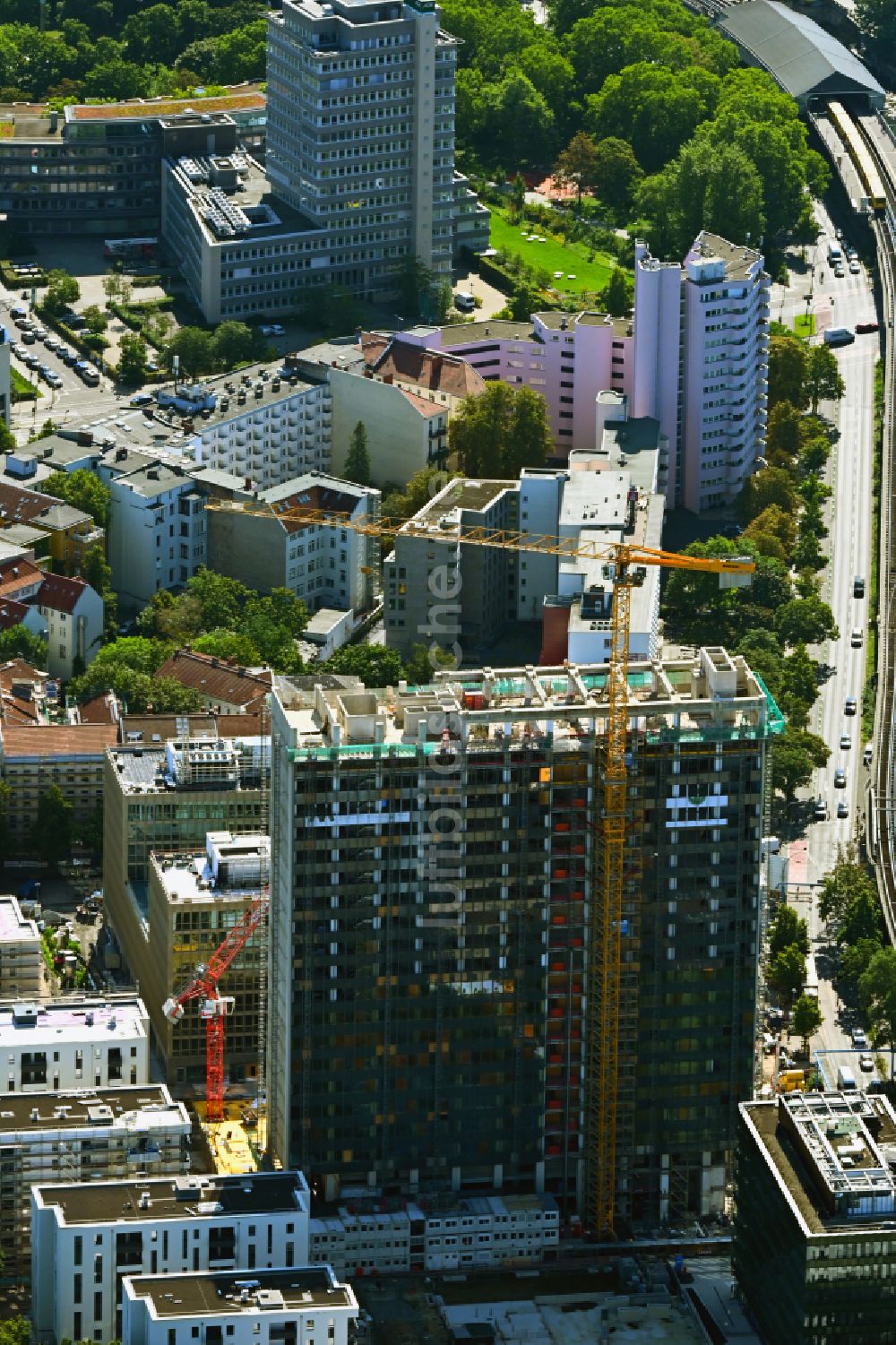 Berlin von oben - Umbau und Sanierung des Hochhaus- Gebäude auf dem Postscheckamt-Areal im Ortsteil Kreuzberg in Berlin, Deutschland