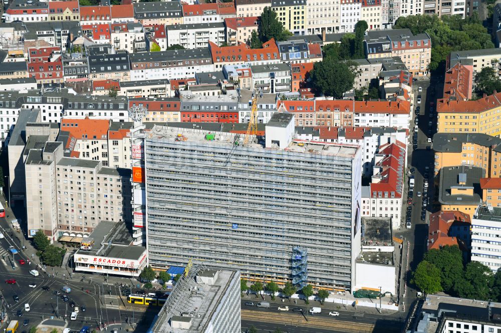 Berlin von oben - Umbau und Sanierung des Hochhaus- Gebäude Pressehaus am Alexanderplatz in Mitte in Berlin, Deutschland