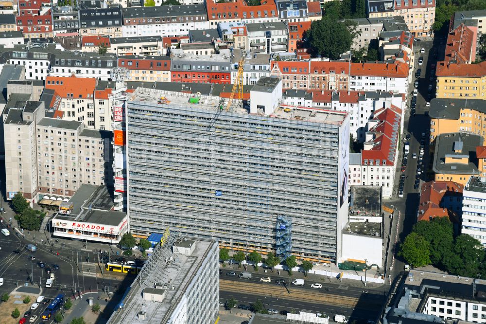 Berlin aus der Vogelperspektive: Umbau und Sanierung des Hochhaus- Gebäude Pressehaus am Alexanderplatz in Mitte in Berlin, Deutschland