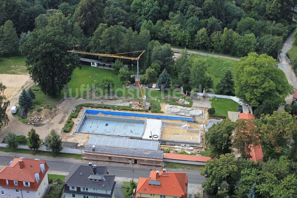 Luftaufnahme Löbau - Umbau- und Sanierungsarbeiten am Freibad Herrmannbad in Löbau im Bundesland Sachsen