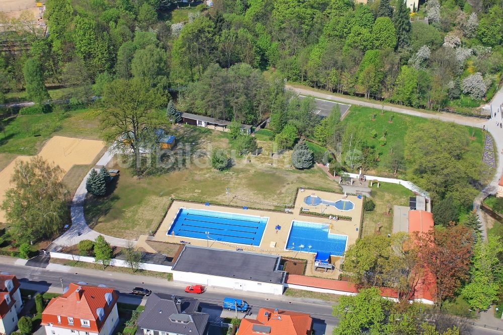 Löbau von oben - Umbau- und Sanierungsarbeiten am Freibad Herrmannbad in Löbau im Bundesland Sachsen