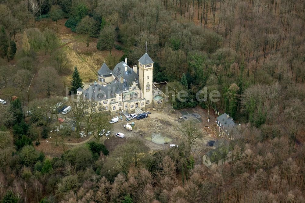 Luftbild Duisburg - Umbau des schlossartigen Landsitz Villa Haus Hartenfels im Stadtwald von Duisburger in Nordrhein-Westfalen NRW