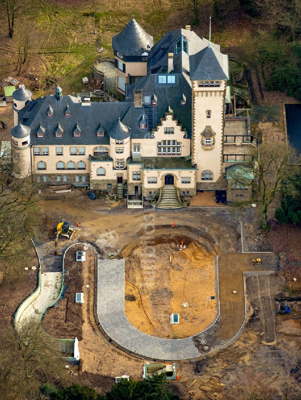 Duisburg aus der Vogelperspektive: Umbau des schlossartigen Landsitz Villa Haus Hartenfels im Stadtwald von Duisburger in Nordrhein-Westfalen NRW