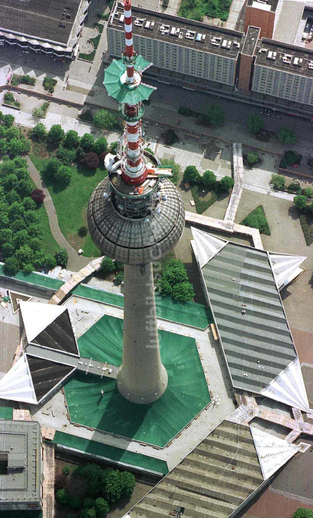 Berlin aus der Vogelperspektive: Umbau des Sendemastes am Berliner Fernsehturm am Alexanderplatz