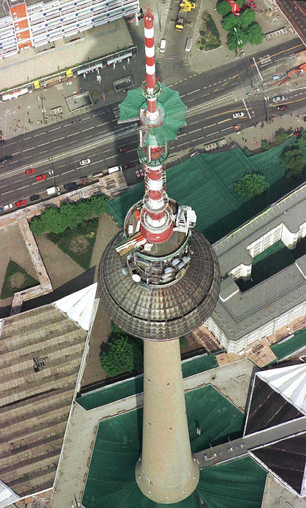 Luftaufnahme Berlin - Umbau des Sendemastes am Berliner Fernsehturm am Alexanderplatz