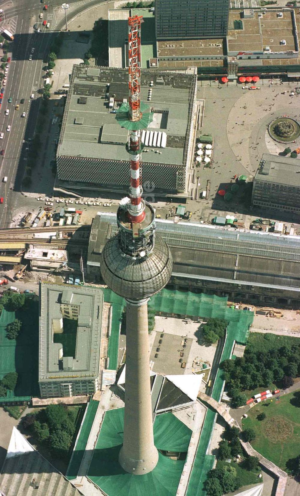 Luftaufnahme Berlin - Umbau des Sendemastes des Berliner Fernsehturmes.