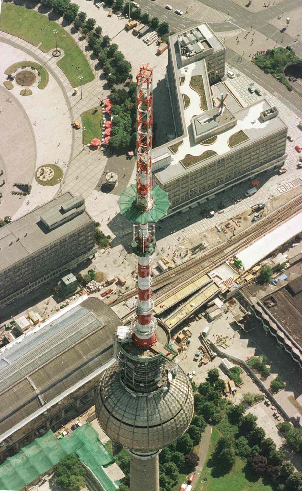 Berlin von oben - Umbau des Sendemastes des Berliner Fernsehturmes.