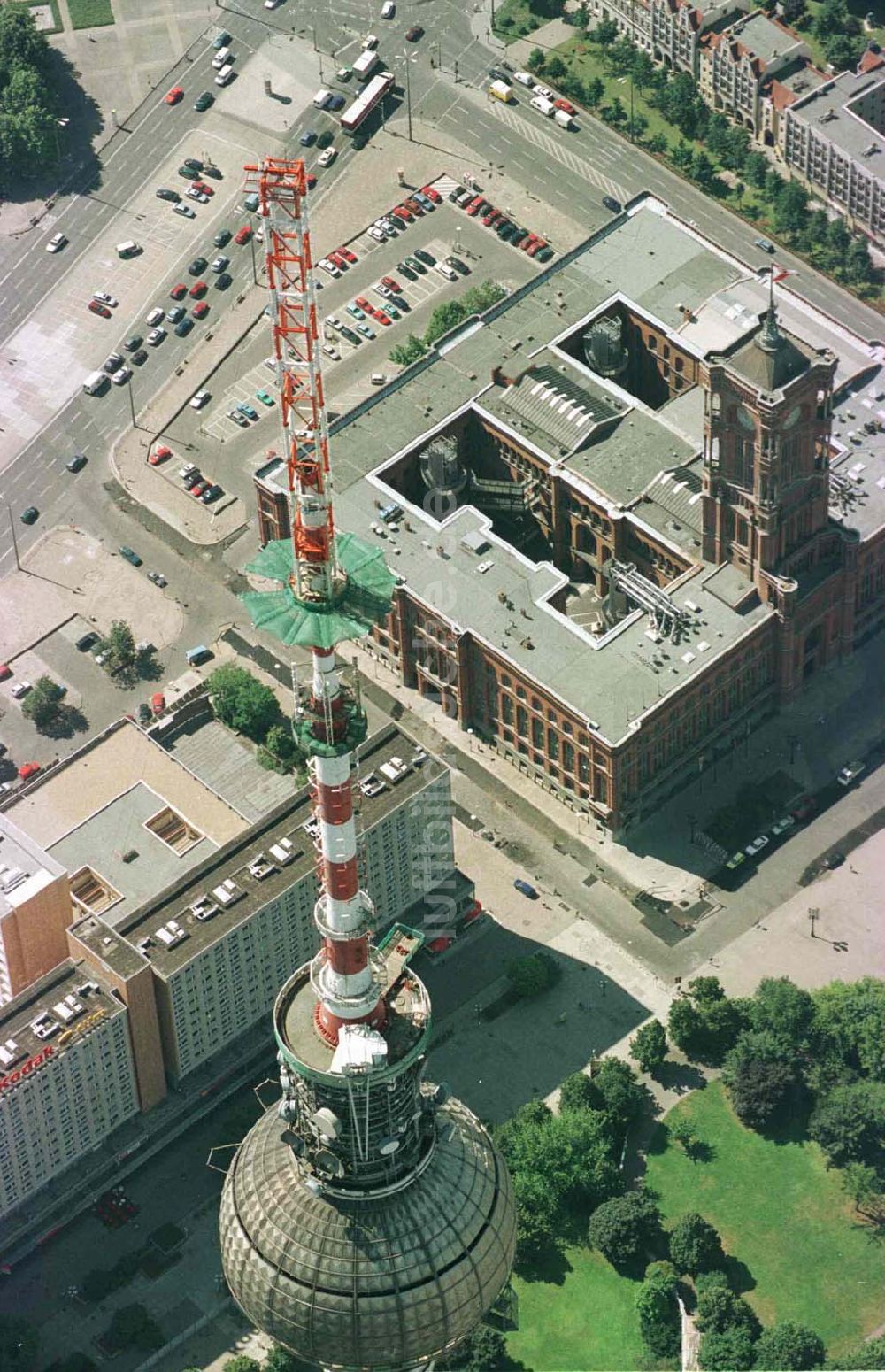 Berlin aus der Vogelperspektive: Umbau des Sendemastes des Berliner Fernsehturmes.