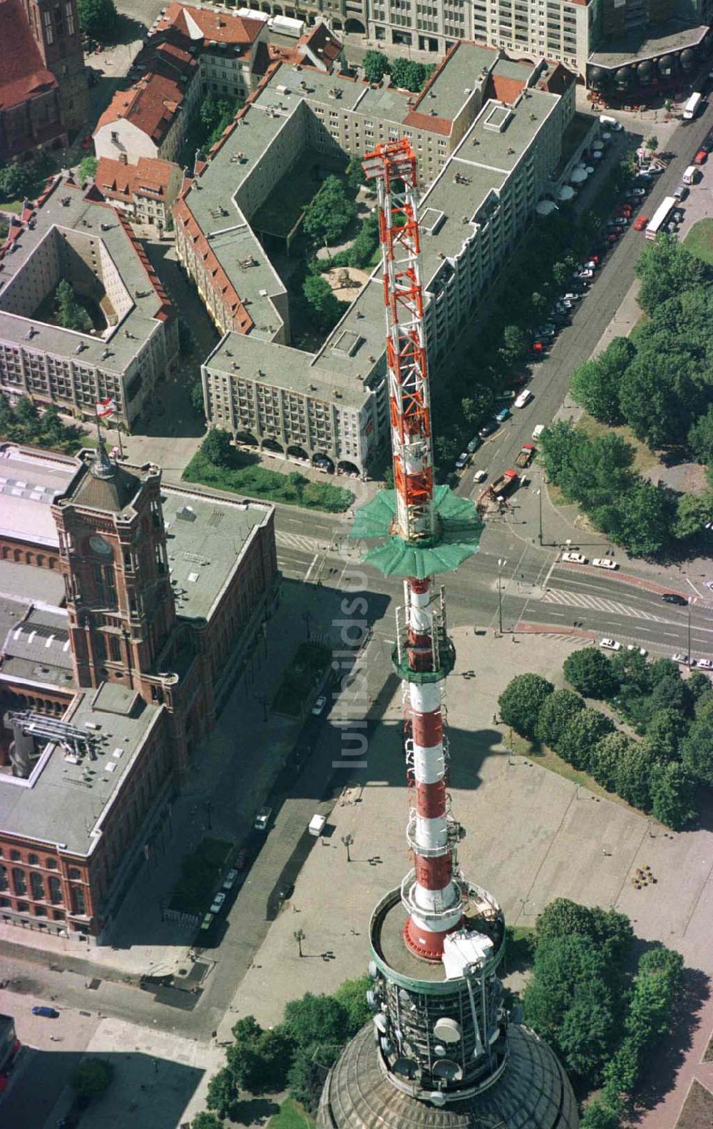 Luftbild Berlin - Umbau des Sendemastes des Berliner Fernsehturmes.