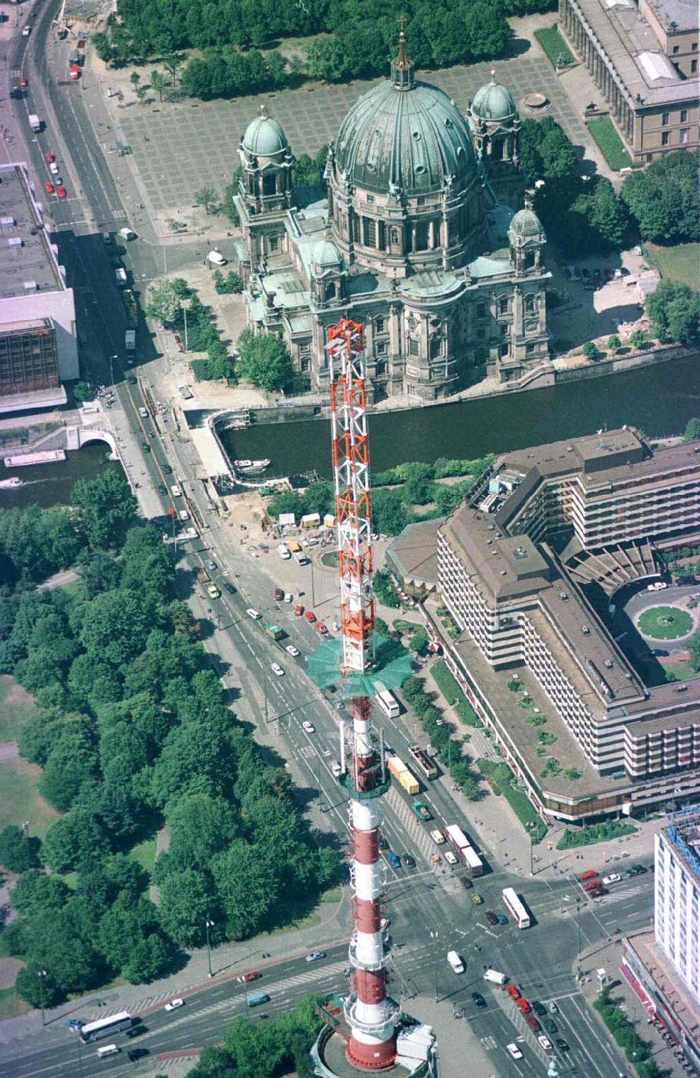 Luftaufnahme Berlin - Umbau des Sendemastes des Berliner Fernsehturmes.