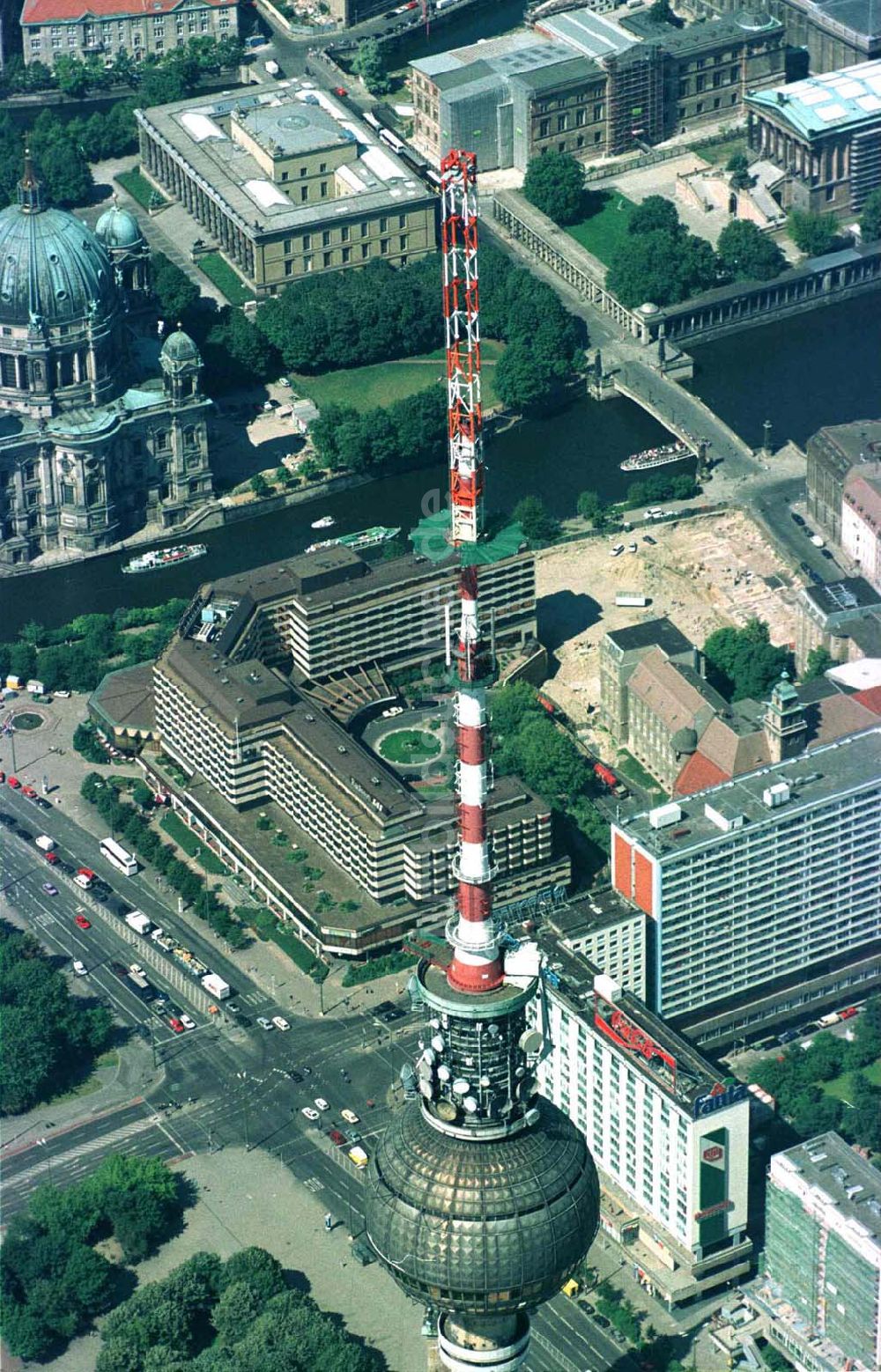 Berlin von oben - Umbau des Sendemastes des Berliner Fernsehturmes.