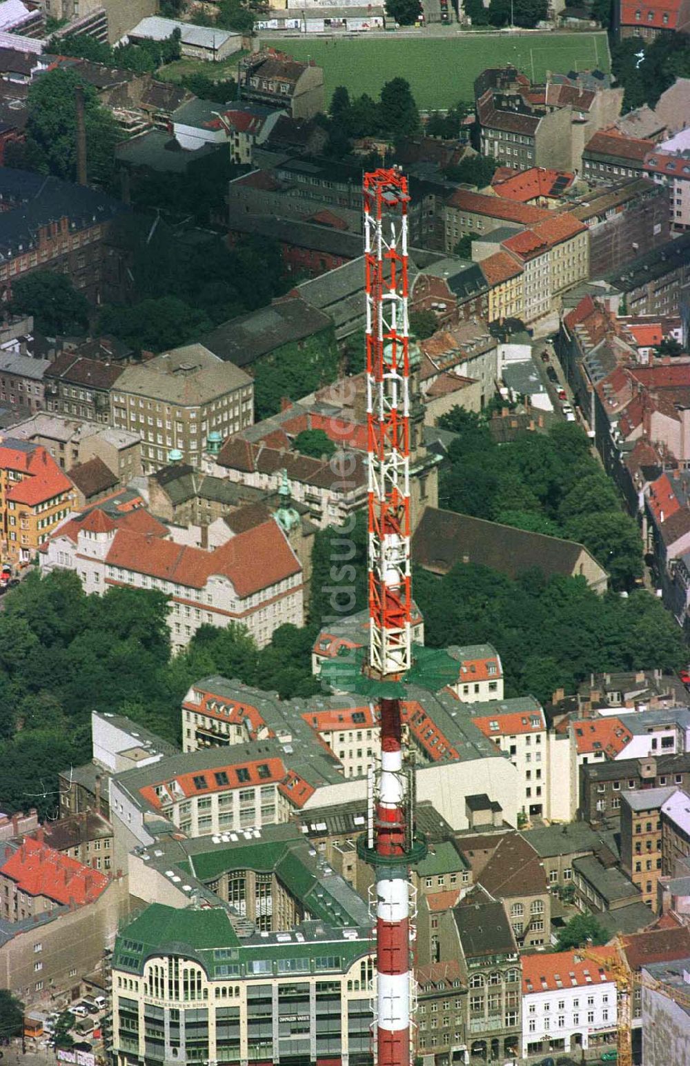 Berlin aus der Vogelperspektive: Umbau des Sendemastes des Berliner Fernsehturmes.