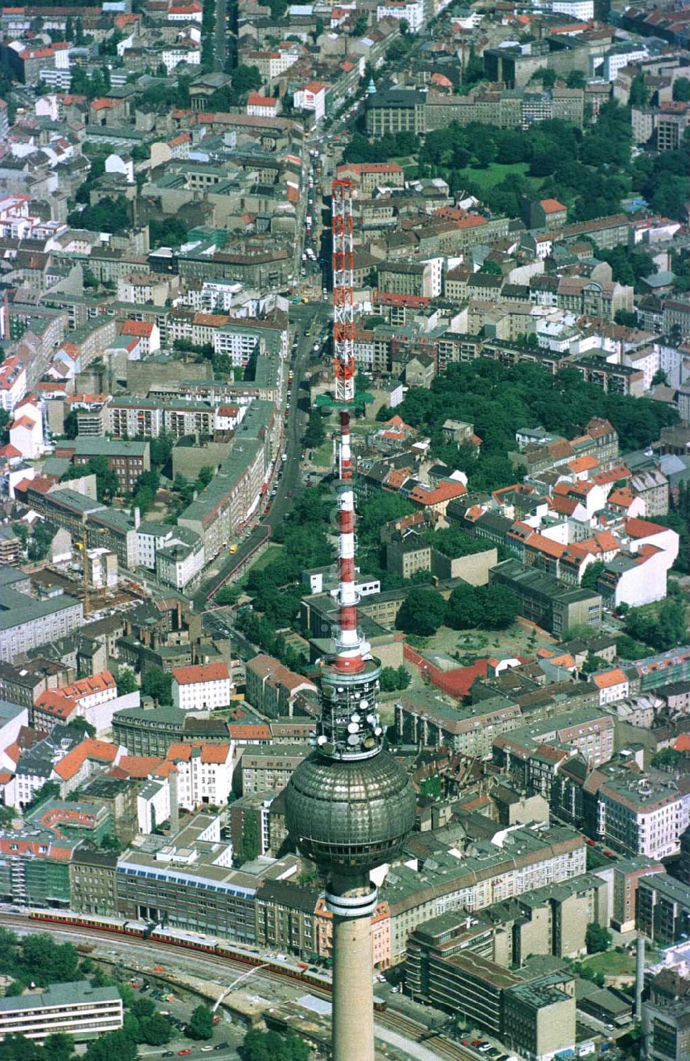 Luftbild Berlin - Umbau des Sendemastes des Berliner Fernsehturmes.