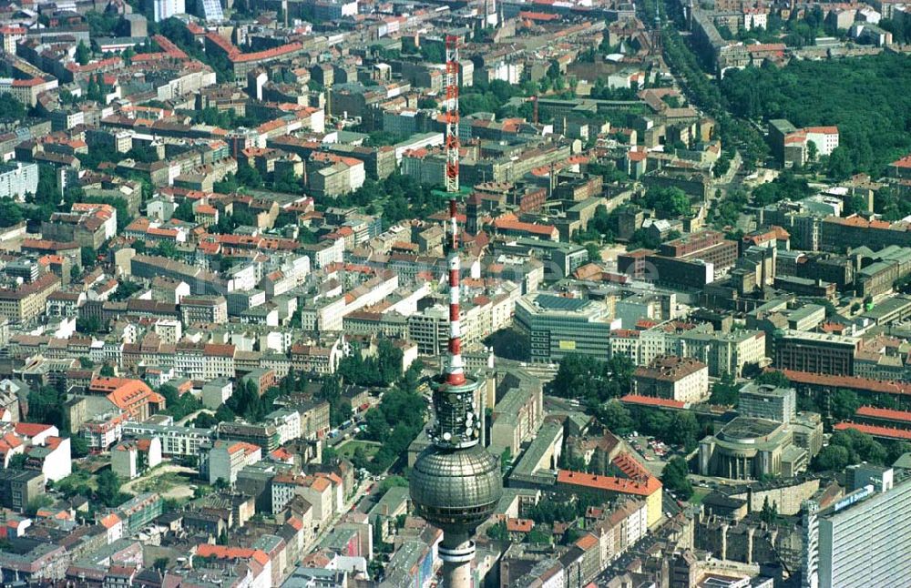 Luftaufnahme Berlin - Umbau des Sendemastes des Berliner Fernsehturmes.