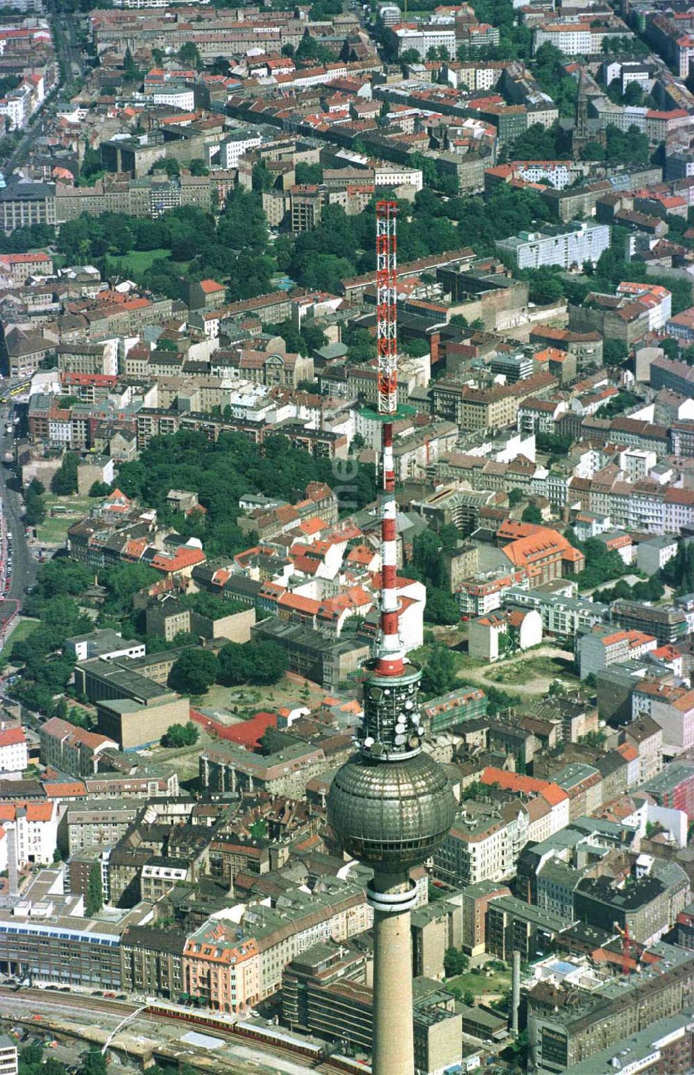 Berlin von oben - Umbau des Sendemastes des Berliner Fernsehturmes.