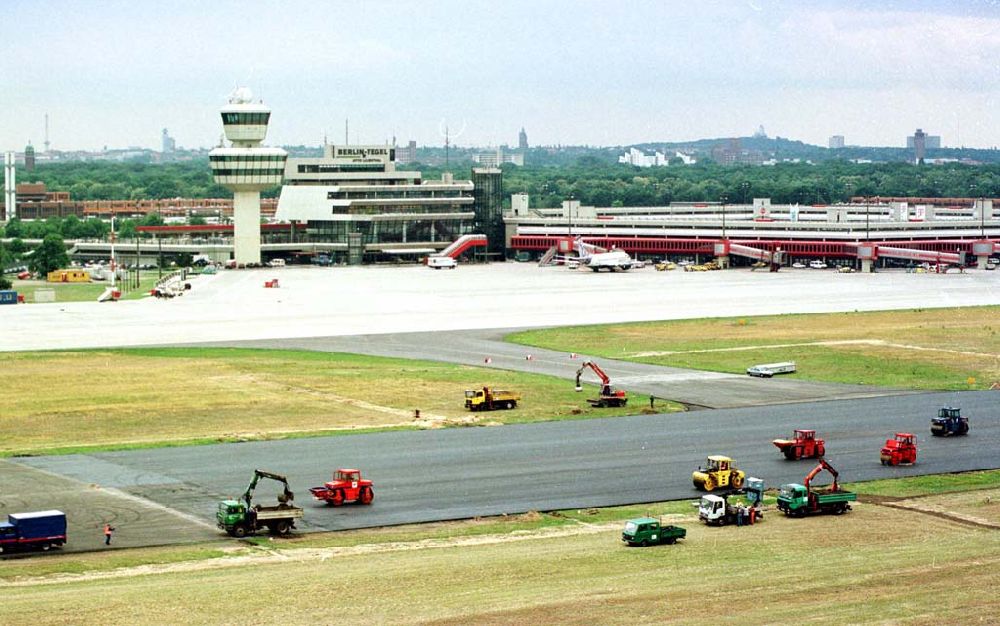 Berlin-Tegel aus der Vogelperspektive: Umbau der SLB am Flughafen Tegel in Berlin.