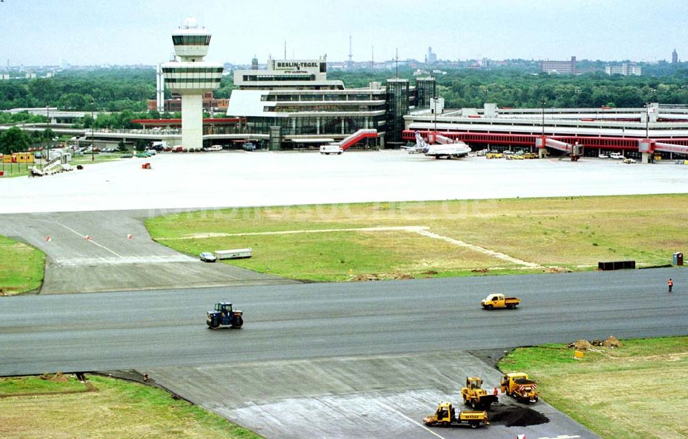 Luftbild Berlin-Tegel - Umbau der SLB am Flughafen Tegel in Berlin.