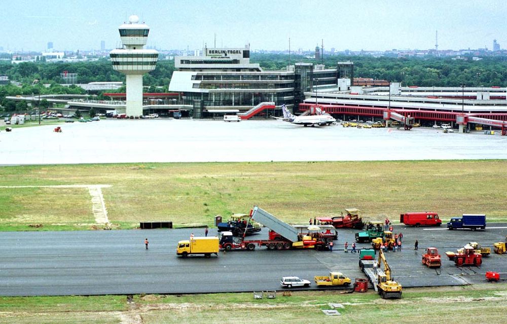 Berlin-Tegel von oben - Umbau der SLB am Flughafen Tegel in Berlin.