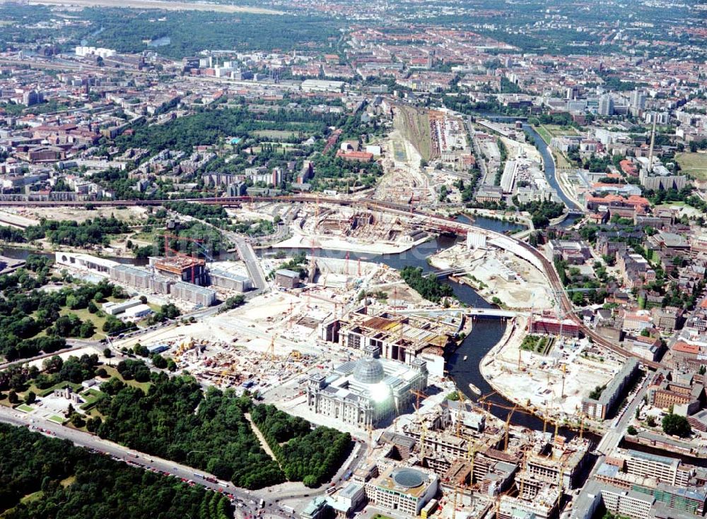 Luftaufnahme Berlin und Tiergarten - Umbau des Spreebogens und des Berliner Reichstages zum Regierungsviertel in Berlin.