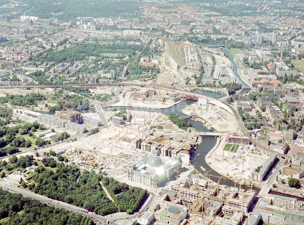 Berlin und Tiergarten von oben - Umbau des Spreebogens und des Berliner Reichstages zum Regierungsviertel in Berlin.